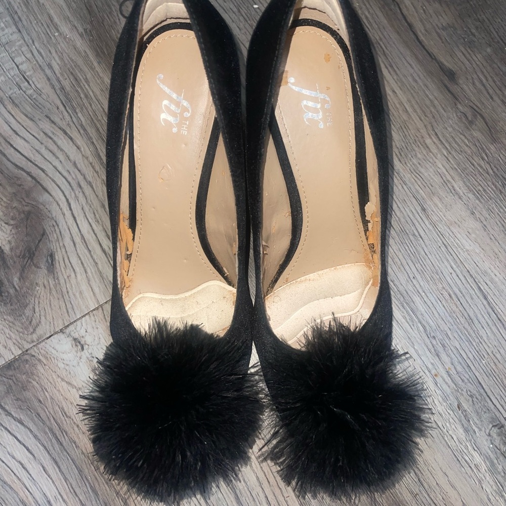 Chic Black Pom-Pom Flats